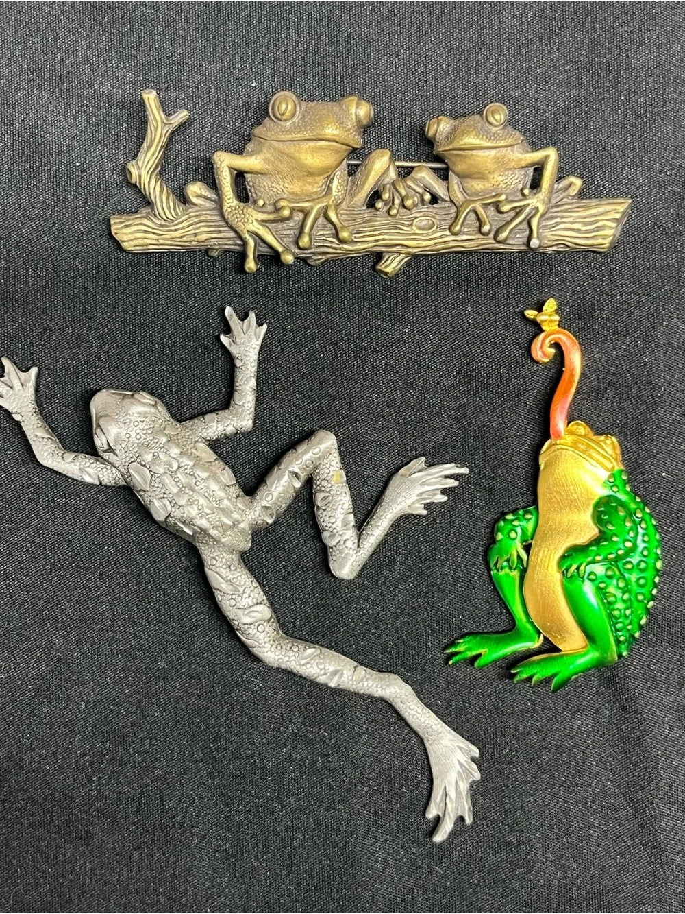 Vintage 80’s JJ Frogs Amphibian Brooches pins, frogs on the log